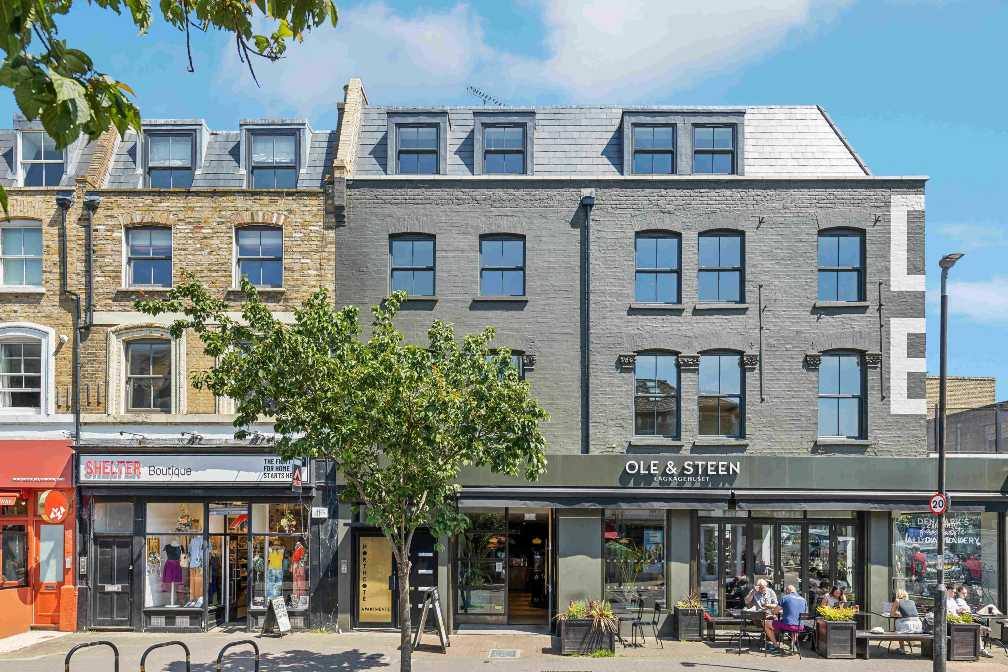 https://mr3.homeflow-assets.co.uk/files/media/image/0000/0000/17bb1249406377170d32f1f20fd9d3db/2-LR-2-51-Northcote-Road-scaled (1).jpg